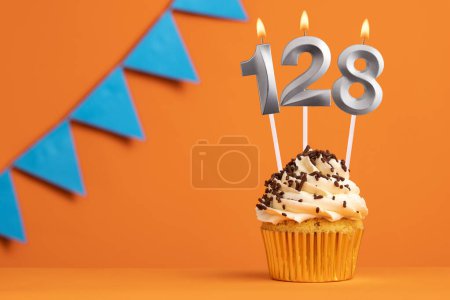 Téléchargez les photos : Cupcake d'anniversaire avec bougie numéro 128 - fond orange - en image libre de droit