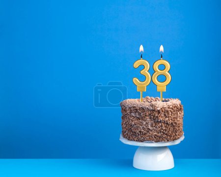 Geburtstagstorte mit Kerze 38 - Einladungskarte auf blauem Hintergrund