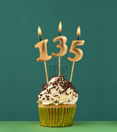 Geburtstagskerze Nummer 135 - Vertikale Geburtstagskarte mit grünem Hintergrund