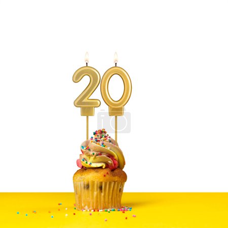 Geburtstagskerze Nummer 20 - Cupcake auf weißem Hintergrund