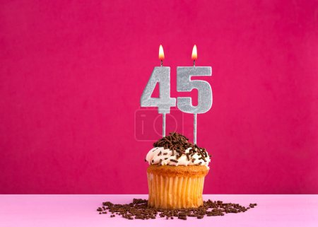 cupcake d'anniversaire avec bougie numéro 45 - Carte d'anniversaire sur fond rose