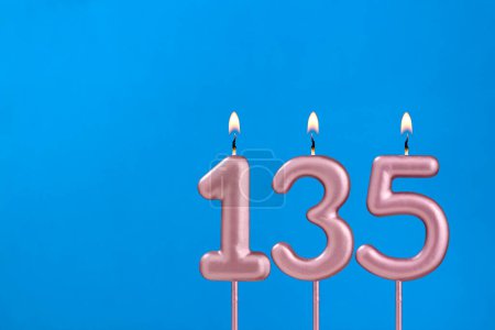 Geburtstagskarte mit der Nummer 135 - Brennende Geburtstagskerze auf blauem Hintergrund