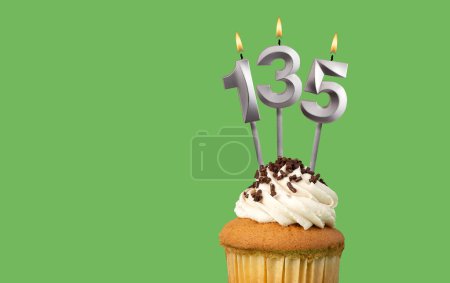 Geburtstag mit Nummer 135 Kerze und Cupcake - Geburtstagskarte auf grünem Hintergrund