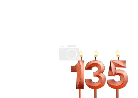 Geburtstagskerze Nummer 135 auf weißem Hintergrund