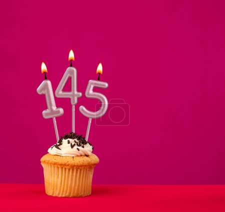 cupcake d'anniversaire avec bougie numéro 145 - Rhodamine Rouge fond mousseux