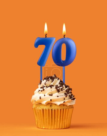Foto de Vela de cumpleaños azul y magdalena - Número 70 - Imagen libre de derechos
