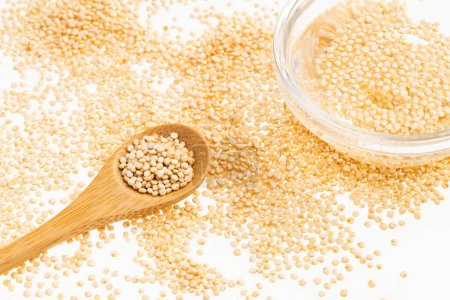Téléchargez les photos : Chenopodium quinoa - Bol en verre avec graines de quinoa mélangées à de l'eau - en image libre de droit