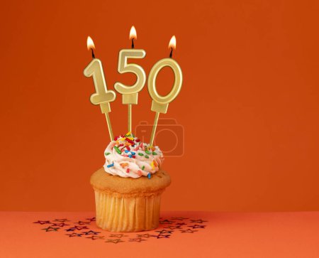Foto de Número 150 vela - Diseño de la tarjeta de cumpleaños en fondo naranja - Imagen libre de derechos