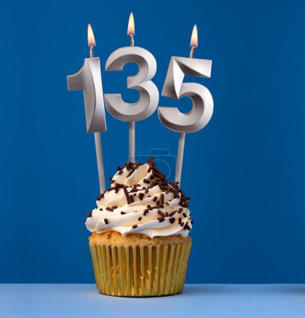 Brennende Kerze Nummer 135 - Geburtstagskarte mit Cupcake auf blauem Hintergrund