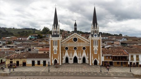 Foto de Abejorral, Antioquia - Colombia. 7 de febrero de 2024. Vista aérea de la iglesia principal del municipio de Abejorral - Imagen libre de derechos