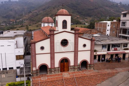 Foto de Caicedo, Antioquia - Colombia. 17 de marzo de 2024. Parroquia Nuestra Señora de Mercedes, ubicada en el parque central. - Imagen libre de derechos
