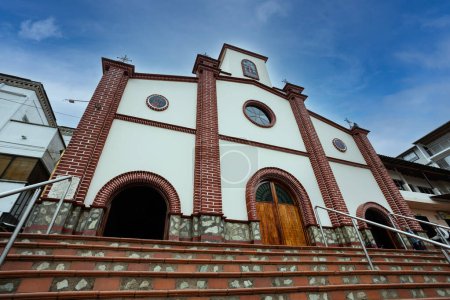 Foto de Caicedo, Antioquia - Colombia. 17 de marzo de 2024. Parroquia Nuestra Señora de Mercedes, ubicada en el parque central. - Imagen libre de derechos