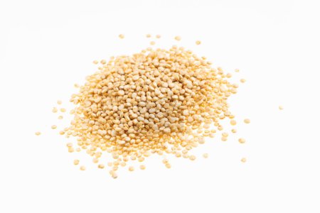 Haufen weißer Quinoa auf weißem Hintergrund - Chenopodium quinoa