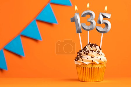 Kerze Nummer 135 - Cupcake-Geburtstag auf orangefarbenem Hintergrund
