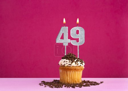 cupcake d'anniversaire avec bougie numéro 49 - Carte d'anniversaire sur fond rose