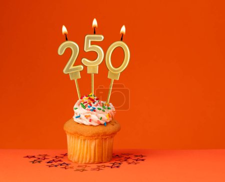 Foto de Vela de cumpleaños número 250 - Tarjeta de invitación con fondo naranja - Imagen libre de derechos