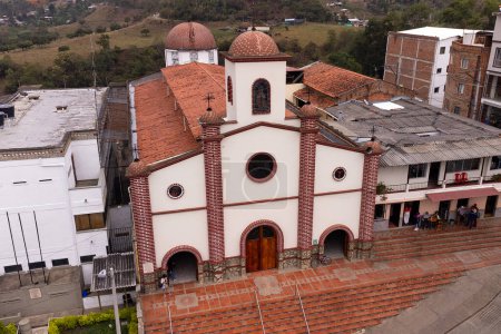 Foto de Caicedo, Antioquia - Colombia. 17 de marzo de 2024. Vista aérea con dron de la iglesia del municipio, de culto católico. - Imagen libre de derechos