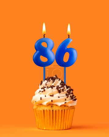 Blaue Geburtstagskerze und Cupcake - Nummer 86