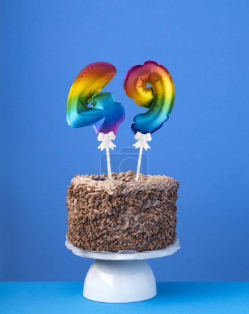 Ballon à air numéro 49 gâteau d'anniversaire sur fond bleu