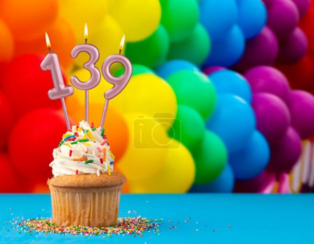 Tarjeta de cumpleaños - vela número 139 con globos de colores de la marcha gay