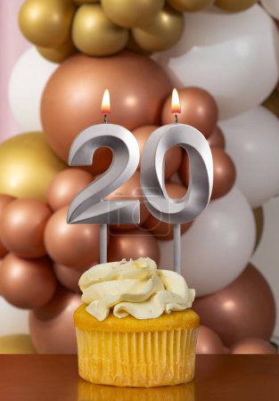 Geburtstagskerze Nummer 20 - Feier Luftballons Hintergrund