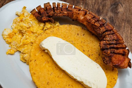 Traditionelles kolumbianisches Frühstück - Arepa, Chicharron, Käse und Spiegelei