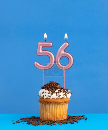 Kerze Nummer 56 - Geburtstagskarte mit Cupcake auf blauem Hintergrund