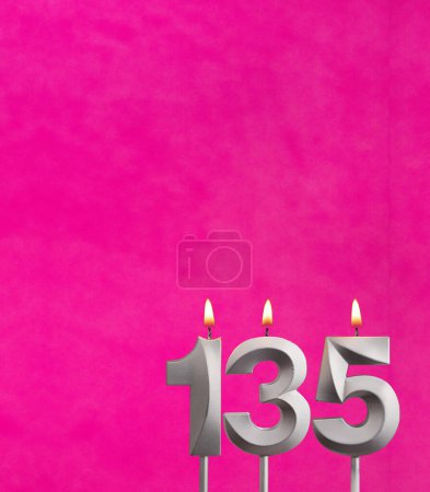 Kerze Nummer 135 - Geburtstagsfeier auf Fuchsia-Hintergrund