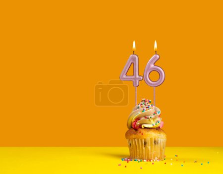 Vela de cumpleaños encendida - Tarjeta de celebración con número de vela 46
