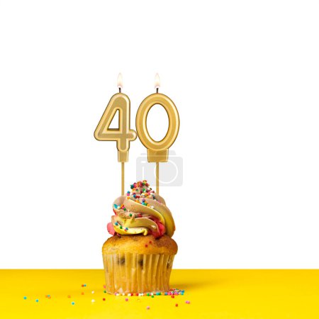 Geburtstagskerze Nummer 40 - Cupcake auf weißem Hintergrund