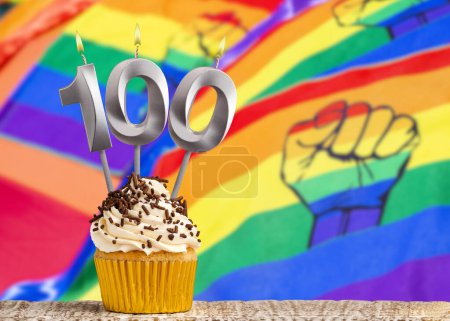 Geburtstagskerze Nummer 100 - Hintergrund der Flagge des Homosexuellen-Marsches