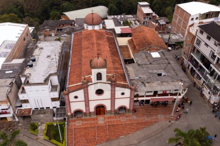 Foto de Caicedo, Antioquia - Colombia. 17 de marzo de 2024. Vista aérea con dron, Parroquia Nuestra Señora de Mercedes - Imagen libre de derechos