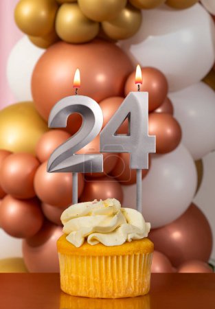 Bougie d'anniversaire numéro 24 - Fond de ballons de célébration