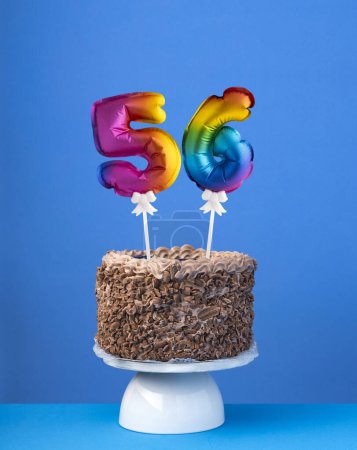 Geburtstagstorte mit Luftballonnummer 55 - Einladungskarte auf blauem Hintergrund