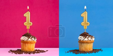 Téléchargez les photos : Deux cupcakes d'anniversaire avec le numéro 1 - fond bleu et rose - en image libre de droit