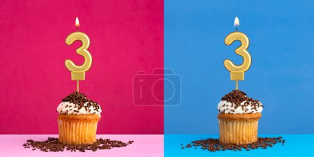 Dos cupcakes de cumpleaños con el número 3 - Fondo azul y rosa