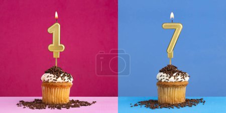 Téléchargez les photos : Anniversaire numéro 1 et numéro 7 dans les bougies avec des cupcakes - en image libre de droit