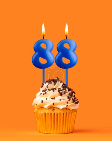 Foto de Vela de cumpleaños azul y magdalena - Número 88 - Imagen libre de derechos