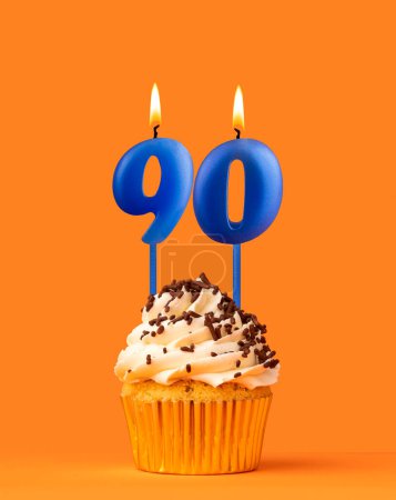 Foto de Vela de cumpleaños azul y magdalena - Número 90 - Imagen libre de derechos