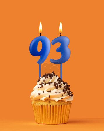 Vela azul número 93 - Pastel de cumpleaños sobre fondo naranja