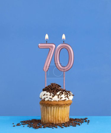 Vela número 70 - Tarjeta de cumpleaños con cupcake sobre fondo azul