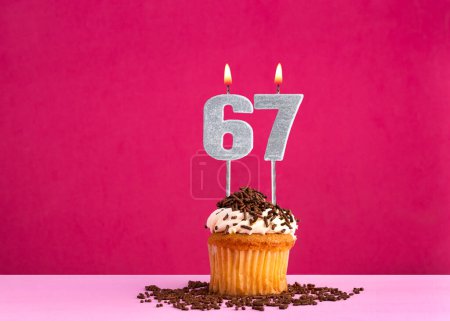 cupcake d'anniversaire avec bougie numéro 67 - Carte d'anniversaire sur fond rose