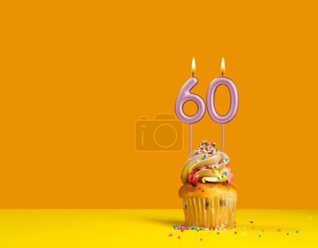 Entzündete Geburtstagskerze - Festkarte mit Kerze Nummer 60