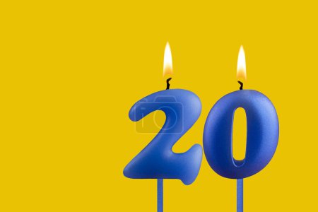 Blaue Kerze Zahl 20 - Geburtstag auf gelbem Hintergrund