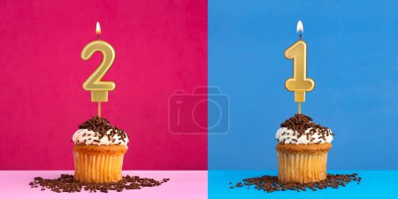 Téléchargez les photos : Anniversaire numéro 2 et numéro 1 dans les bougies avec des cupcakes - en image libre de droit