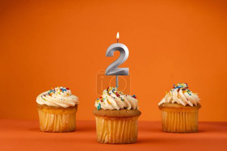 Téléchargez les photos : Célébration d'anniversaire en couleur orange - Bougie numéro 2 - en image libre de droit