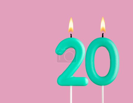 Grüne Kerze Zahl 20 - Geburtstagskarte auf pastellrosa Hintergrund