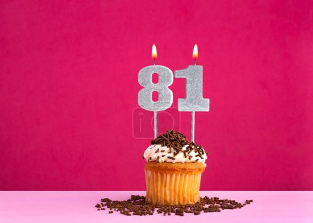 Geburtstagskuchen mit Kerze Nummer 81 - Geburtstagskarte auf rosa Hintergrund