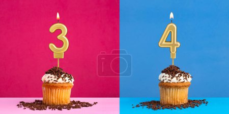 Cumpleaños número 3 y número 4 en las velas con cupcakes
