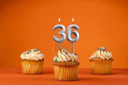 Téléchargez les photos : Célébration d'anniversaire en couleur orange - Numéro de bougie 36 - en image libre de droit